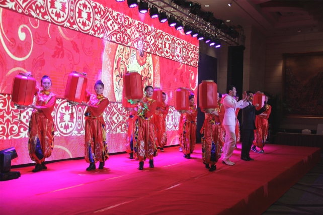 14883303797283661hB9.jpg 5.鄧麗琴等表演大歌舞《新年大吉》_副本.jpg