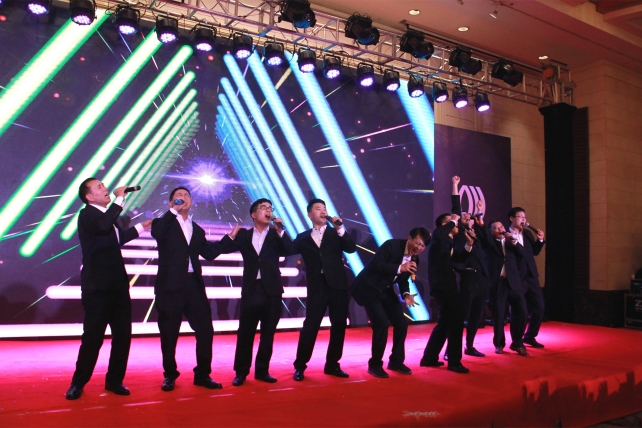 14883304027269058Fiu.jpg 17.徐剛等合唱《再出發(fā)》_副本.jpg