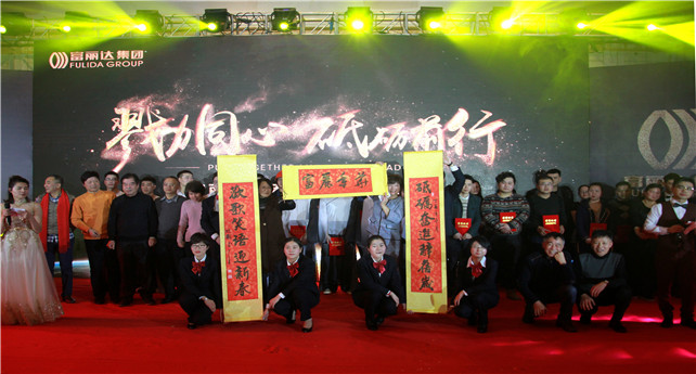 1520047906598902MGTG.jpg 17.領(lǐng)導與參演人員合影.jpg