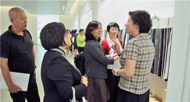 1539836945675129ut8i.jpg 圖為錢玨美陪同高訓班學員在展廳參觀.jpg