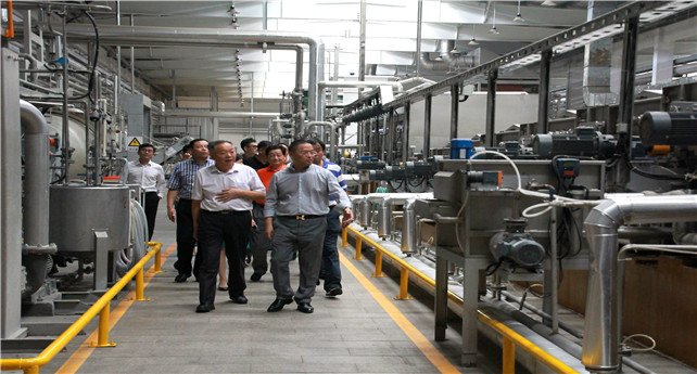 1539839388823386xwnh.jpg 圖為企業(yè)家們參觀卓達(dá)染整車間.jpg