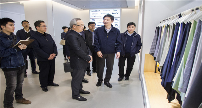 1544405846345914dLqa.jpg 圖為陳新華在產(chǎn)品展示中心參觀(guān).jpg